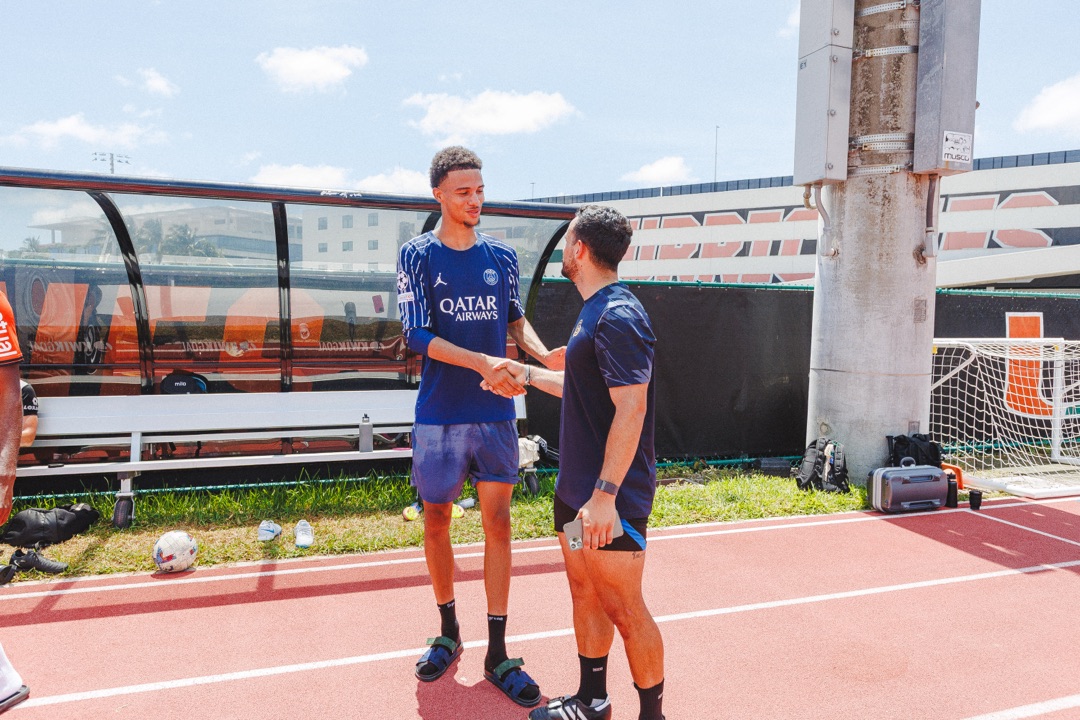 Roger shaking hands with PSG player